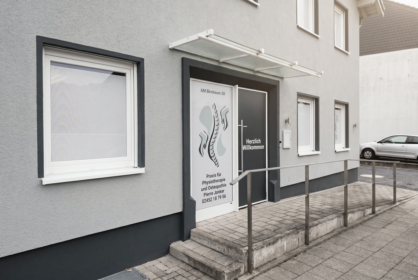 Eingang der Praxis mit barrierefreiem Zugang (KI-bearbeitetes Bild)